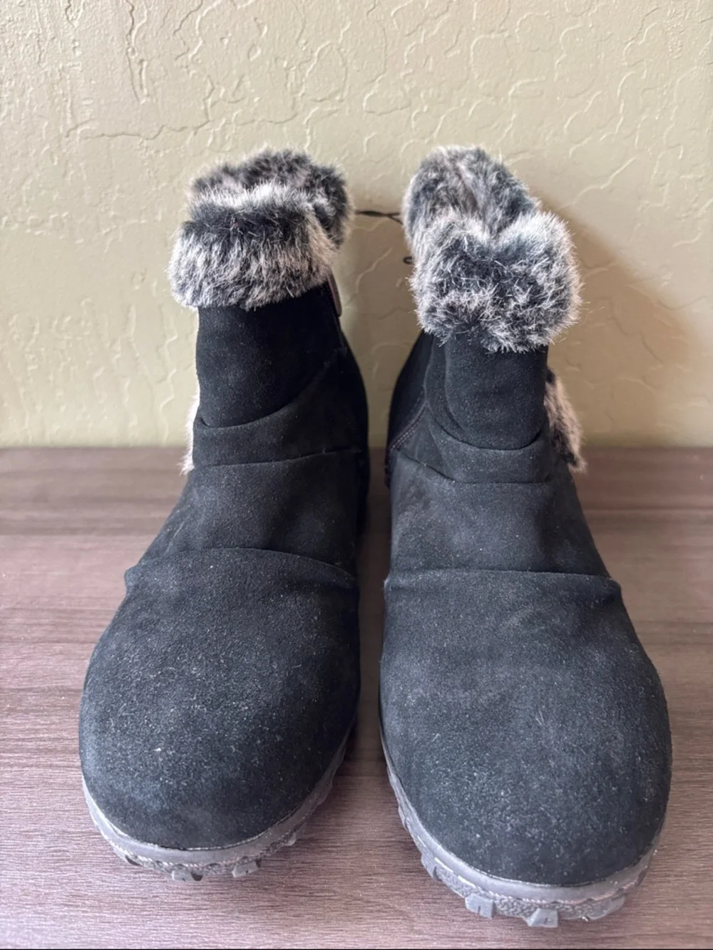 Khombu Lindsey Black Suede Rubber Sole Winter Faux Fur Boots Size‎ 8 NWOT